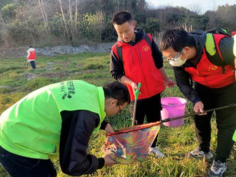 一群小孩拿着风筝站在草地上中度可信度描述已自动生成